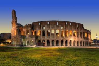 Panoramik Roma Colosseum gece, Roma, İtalya,