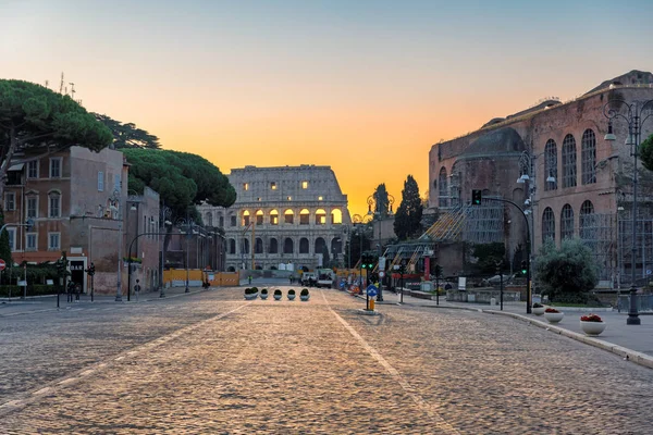 Napkelte Róma Olaszország Nézd Kolosszeum Római Utca Reggel Róma Olaszország — Stock Fotó