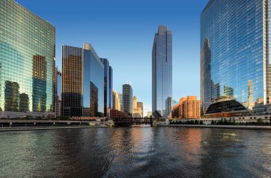 Chicago manzarası. Gün batımında gökdelen Chicago downtown ve Chicago Nehri. Chicago, Illinois. 