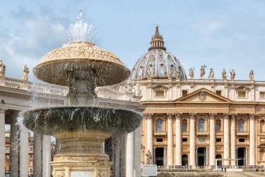 Vatikan çeşme ve St. Peters Bazilikası Vatikan, Vatikan St. Peter's Meydanı'na.