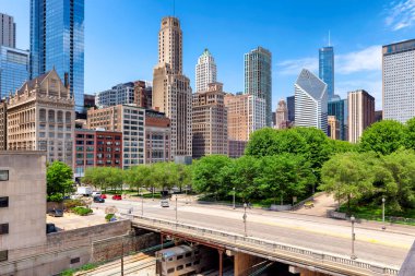 Chicago manzarası. Gün batımında gökdelen Chicago downtown ve Chicago Nehri. Chicago, Illinois. 