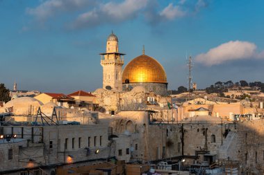 Temple Mount Kudüs eski şehirde güzel manzarasına gün batımında, İsrail.