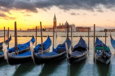 Venedik gondol San Marco güneş doğarken, uzun Fuar kare üzerinde. Grand Canal, Venice, İtalya, 