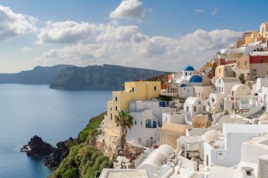 Santorini Yunan Adası, Oia kasabası, Santorini, Yunanistan 'daki mavi ve beyaz kubbeli kiliseler.