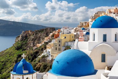 Santorini Yunan Adası, Oia kasabası, Santorini, Yunanistan 'daki mavi ve beyaz kubbeli kiliseler.