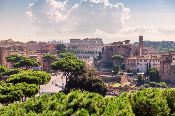 Roma Kolezyum ve Roma Forumu ile yükselişte, Roma, İtalya.