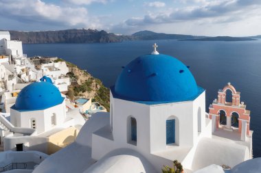 Santorini Yunan Adası, Oia kasabası, Santorini, Yunanistan 'daki mavi ve beyaz kubbeli kiliseler.