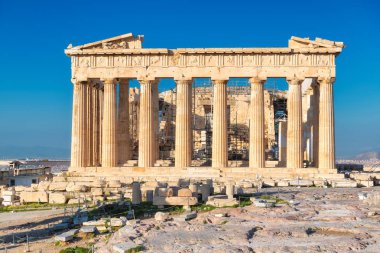 Akropolis, Atina ve Yunanistan 'da sabah vakti mavi gökyüzü ile Parthenon tapınağı. 