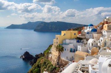 Yunan Santorini Adası'nda bahar aylarında Oia köyünün mavi kubbeli kiliseleri.