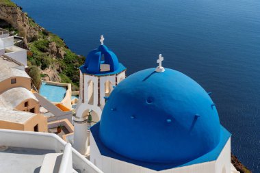 Santorini Yunan Adası, Oia kasabası, Santorini, Yunanistan 'daki mavi ve beyaz kubbeli kiliseler.