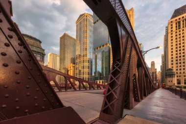 Şikago şehrinin gün batımı manzarası ve Chicago, Illinois 'deki köprüleri aşan