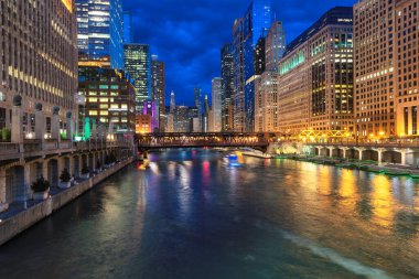 Chicago 'nun gece manzarası ve köprüleri Chicago, Illinois' de kesişiyor.