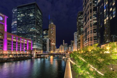 Chicago 'nun gece manzarası ve köprüleri Chicago, Illinois' de kesişiyor.