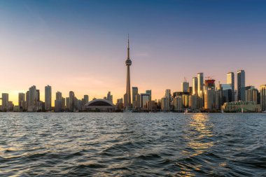Toronto, Ontario, Kanada 'da gün batımında panoramik manzara.