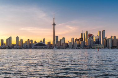 Toronto, Ontario, Kanada 'da gün batımında panoramik manzara.