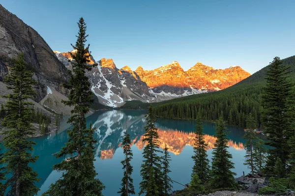 Bella Alba Lago Della Morena Con Montagne Rocciose Innevate Nel — Foto Stock