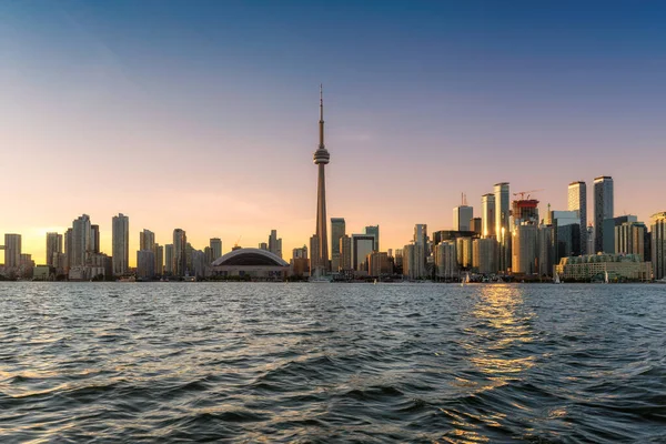 Toronto, Ontario, Kanada 'da gün batımında panoramik manzara.