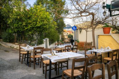 Atina, Yunanistan 'da Plaka ilçesindeki eski rahat cadde, kafeler ve restoranlar