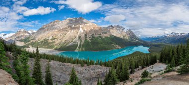 Peyto Gölü 'nün güzel turkuaz suları Rocky Dağları, Banff Ulusal Parkı, Kanada' da karla kaplı zirveleri var..