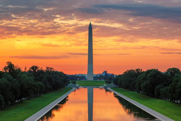 Washington DC 'deki Washington Anıtı gün doğumunda