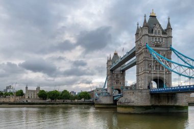 İngiltere 'de gün batımında Londra Kule Köprüsü.