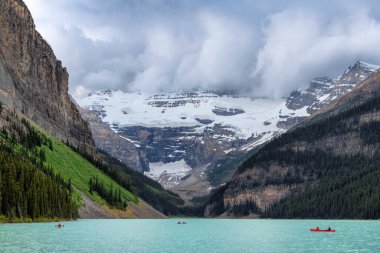 Louise Gölü 'nde fırtına yazın dağlarda kar yağışı, Rocky Dağları, Banff Ulusal Parkı, Kanada.