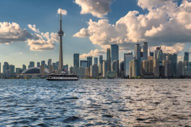Kanada Ontario Gölü üzerinde CN Tower ile Toronto 'nun silueti