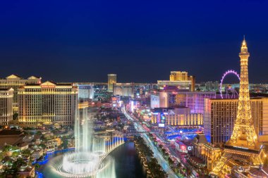 Las Vegas silueti. Gece aydınlatma, kumarhane, Bellagio çeşme gösterisi, Las Vegas Strip, Nevada, ABD