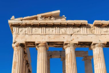 Akropolis, Atina ve Yunanistan 'da sabah vakti mavi gökyüzü ile Parthenon tapınağı.