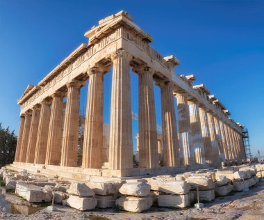 Akropolis, Atina ve Yunanistan 'da sabah vakti mavi gökyüzü ile Parthenon tapınağı.