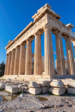 Akropolis, Atina ve Yunanistan 'da sabah vakti mavi gökyüzü ile Parthenon tapınağı.