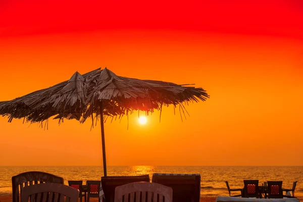Pôr Sol Praia Tropical Com Espreguiçadeiras Guarda Sóis Praia Goa — Fotografia de Stock