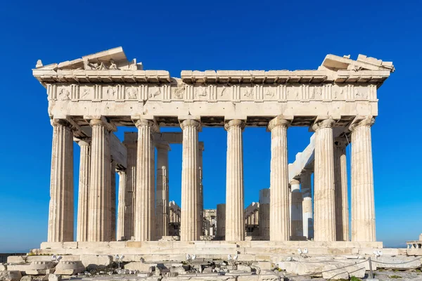 Akropolis, Atina ve Yunanistan 'da sabah vakti mavi gökyüzü ile Parthenon tapınağı.