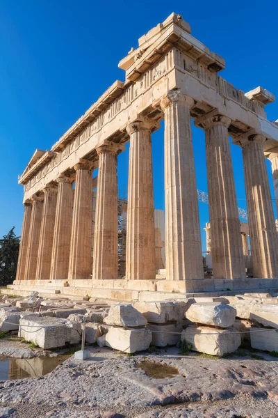 그리스 아테네의 아크로폴리스에서 파란색 하늘을 배경으로 오전에 파르테논 — 스톡 사진
