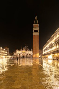 İtalya, Venedik 'te gece vakti ünlü San Marco meydanı,