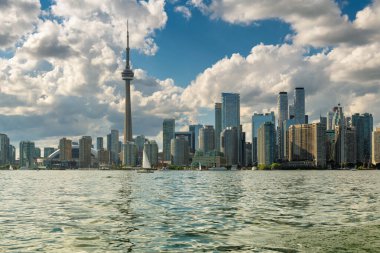 Toronto şehri gün batımında Ontario Gölü üzerinde CN Kulesi ile gökyüzüne yükseliyor, Kanada