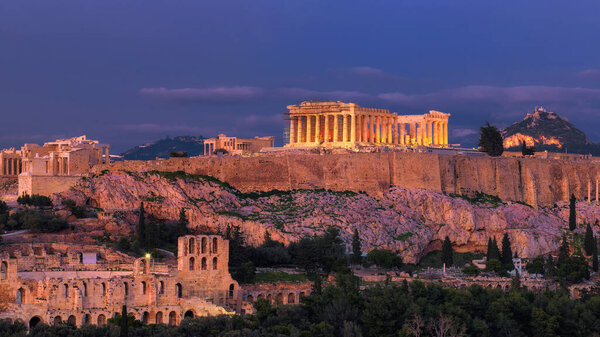 Ночной вид на Парфенон в Акрополе в Афинах, Греция
.