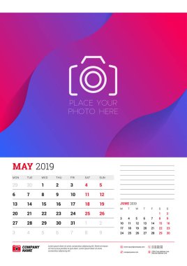 Duvar takvimi planlayıcısı şablonu Mayıs 2019. Hafta Pazartesi günü başlar. Vektör çizim