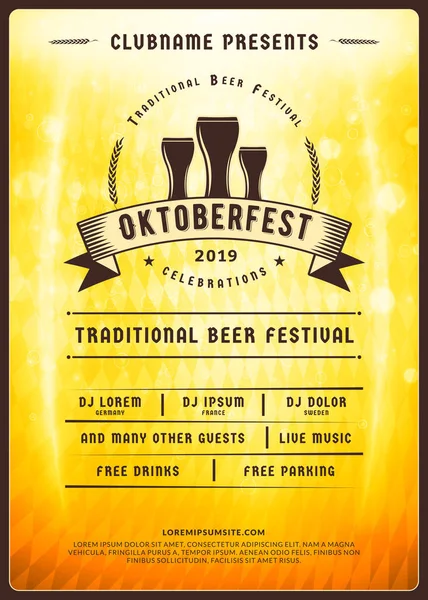 Fête de la bière Oktoberfest. Affiche de typographie ou modèle de flyer pour la fête de la bière. Étiquette de bière vintage sur le fond de bière dorée avec des effets de lumière — Image vectorielle