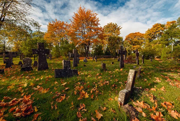 秋の色で聖ブリジッタの聖ブリジッタ修道院遺跡の古い墓地 — ストック写真