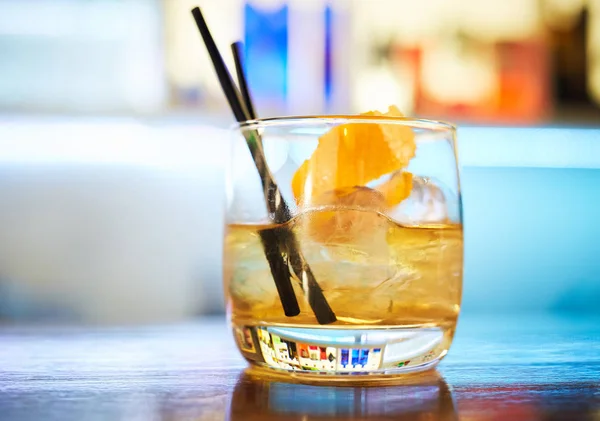 Glass with cocktail on the bar counter — Stock Photo, Image