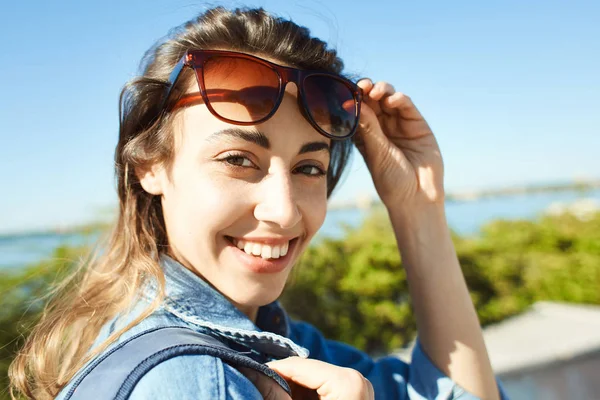 Portrait of a young attractive woman walking city at sunny day — Stock Photo, Image