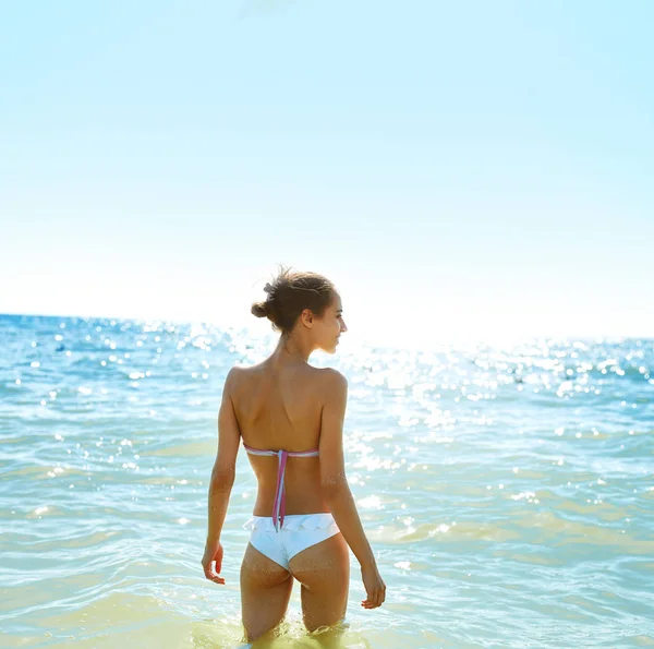 Vakre Seksuelle Kvinner Hvit Bikini Står Stranden Mot Havet Himmelen – stockfoto
