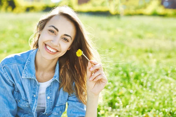 A woman sits in a park on the grass — Stock Photo, Image