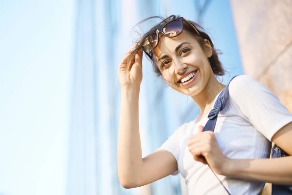 Ritratto di una giovane donna attraente che cammina per la città nella giornata di sole — Foto Stock