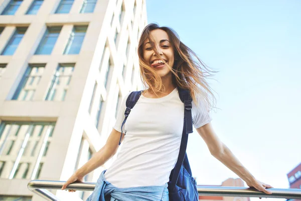 Retrato de una joven atractiva mujer caminando por la ciudad en un día soleado — Foto de Stock