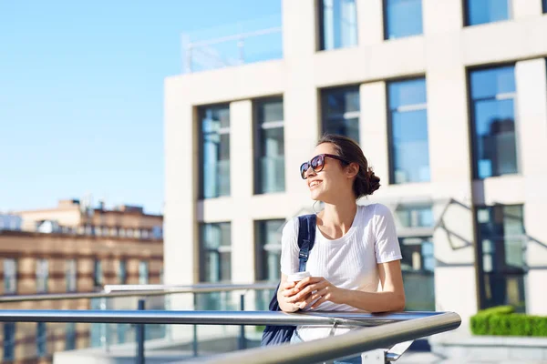 Ritratto di una giovane donna attraente che cammina per la città nella giornata di sole — Foto Stock