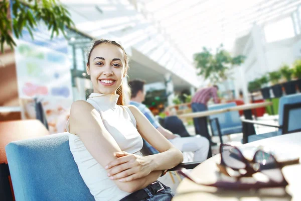 Smiling attractive woman in big office or coworking — Stock Photo, Image