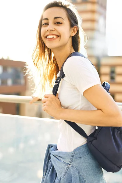 Portrait of a young attractive woman on the cityscape background — Stock Photo, Image