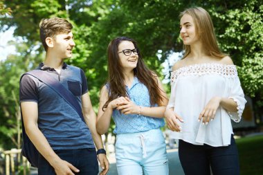 mutlu arkadaş öğrenciler mükemmel birlikte parkta bir yürüyüş üzerinde vakit